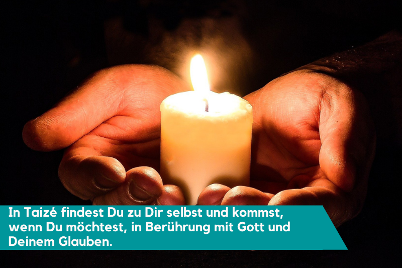 Zwei Hände halten eine Kerze