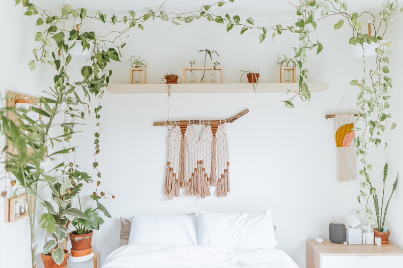 Wandbehang aus Makramee Garn im Schlafzimmer