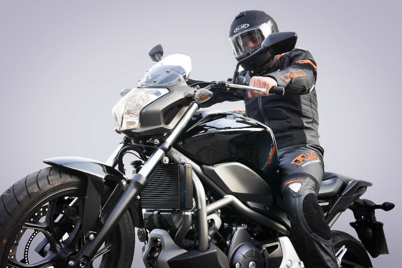 Halswärmer gegen Kälte Ein Biker auf seinem Motorrad