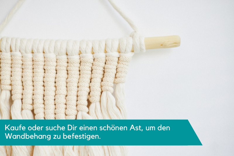 Ein beigefarbener Wandteppich, der aus Makramee Garn geknüpft wurde