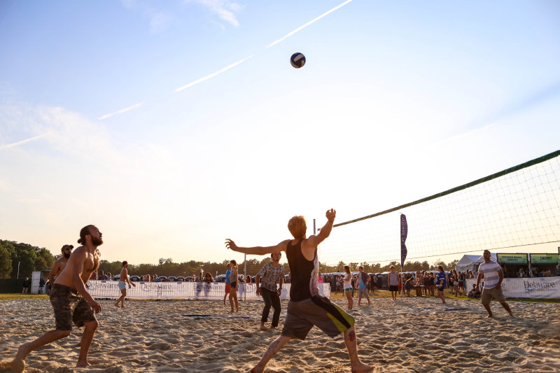 Beachvolleyball am Strand spielen Menschen spielen Volleyball auf einen Sandplatz