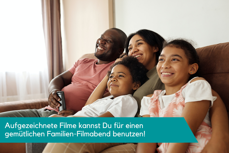 Eine glückliche Familie die gemeinsam Fern sieht.