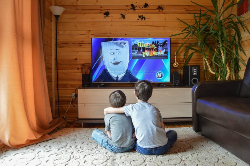 TV-Programm wird über eine Satellitenschüssel empfangen