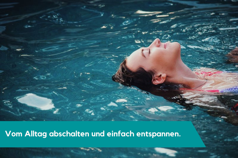frau-entspannt-in-der-therme-im-wasser