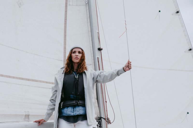 Frau in Segelkleidung Frau steht auf einem Segelschiff.