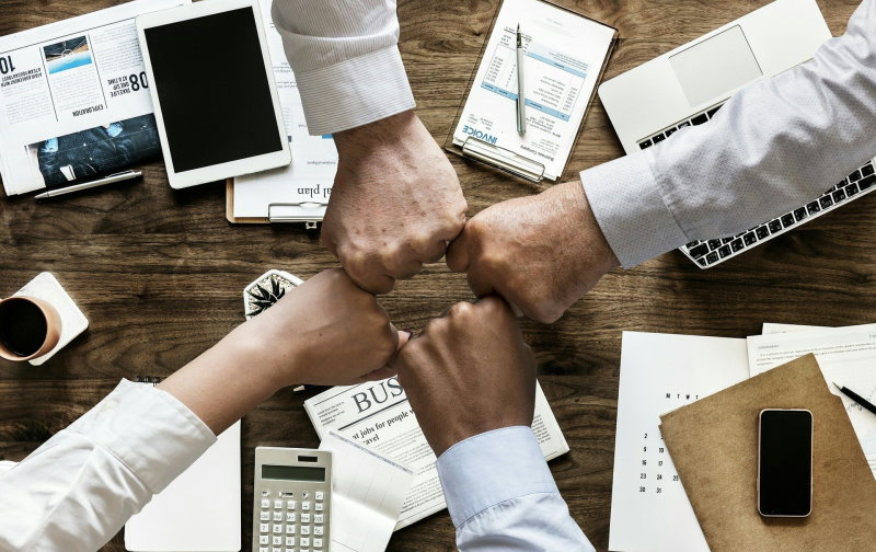 Teamwork auf DIenstreisen Zusammenarbeit mit Anderen