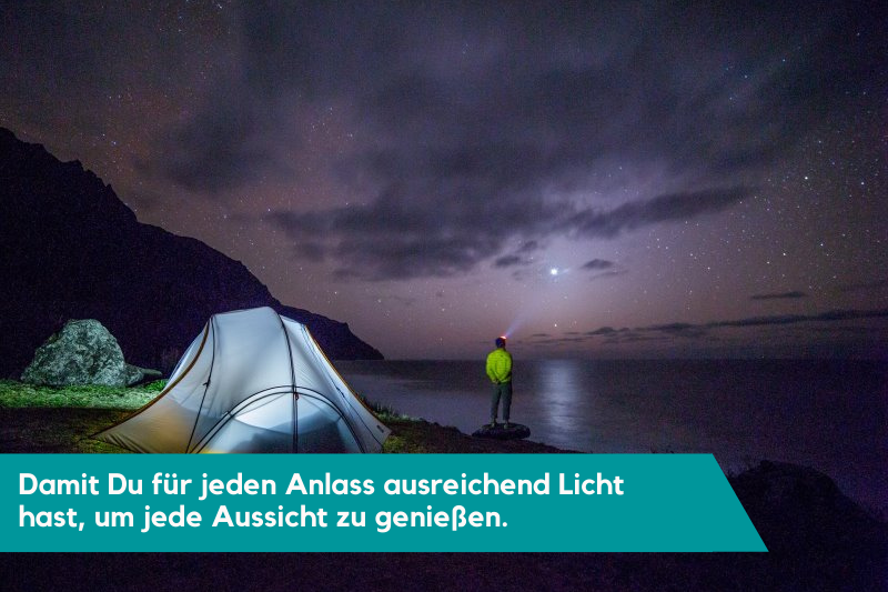 Camper*in mit Kopflampe beim campen