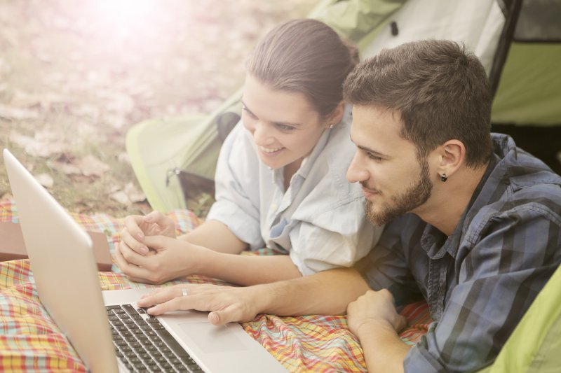 Laptop beim Campen Deine Camping Sat Anlage kannst Du auch mit Deinem Laptop anschließen.