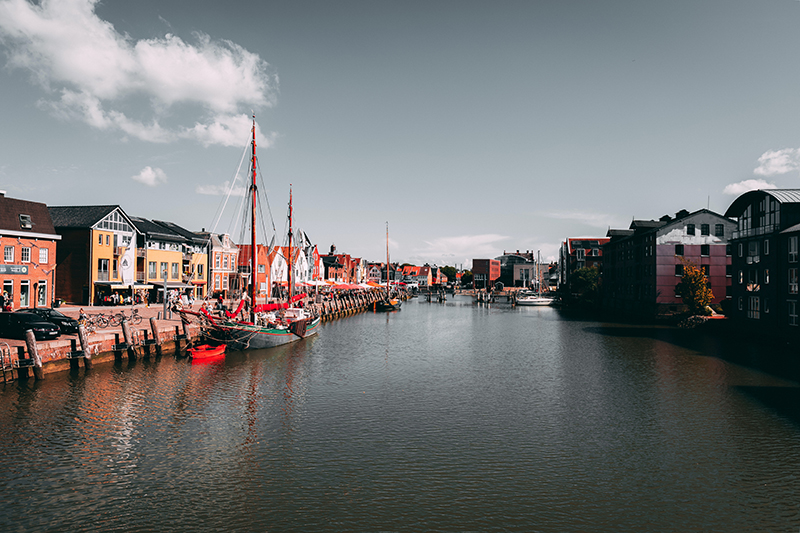 Foto des Hafengebiets der Nordseestadt Husum, gebadet in ein schönes rotes Licht.