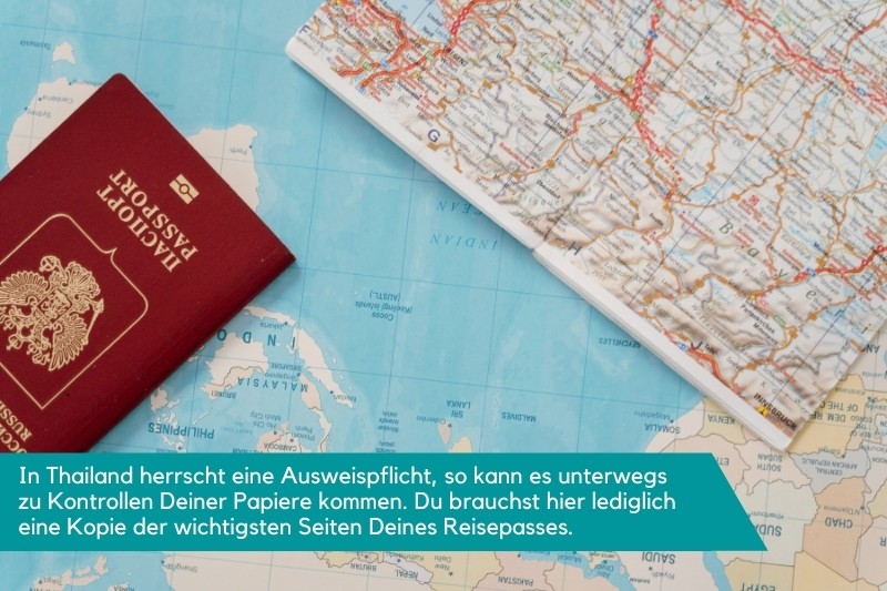 die Packliste für Thailand beinhaltet den Reisepass Weltkarte und Reisepass für die Packliste