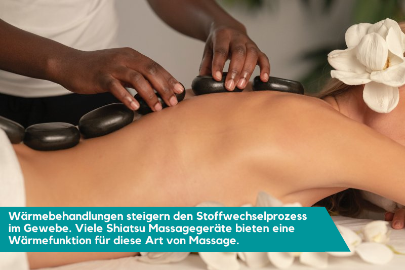 Person, die eine Massage mit heißen Steinen genießt.