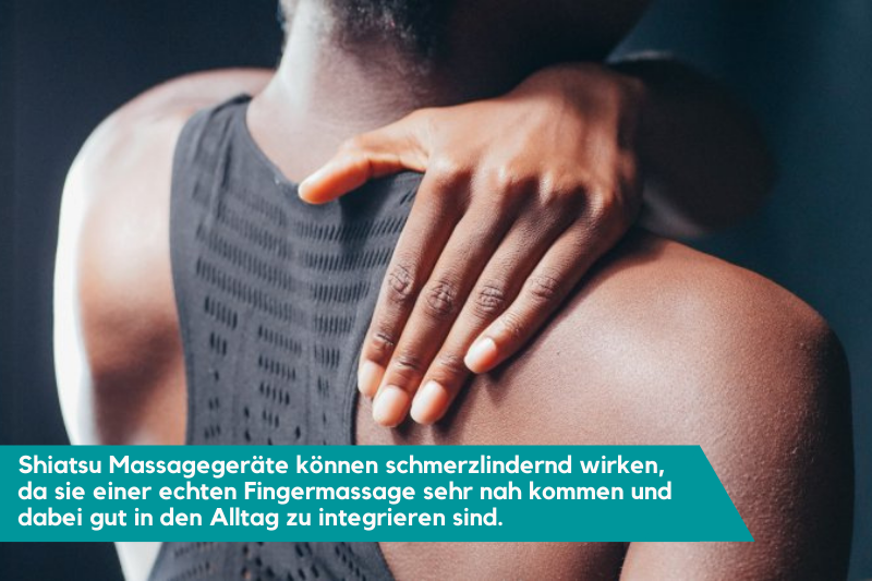 Frau, die sind mit der Hand die Schulter selbst massiert.