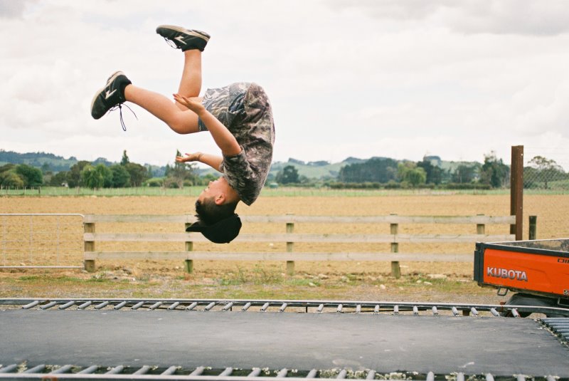 Junge springt auf einem unsicheren Trampolin