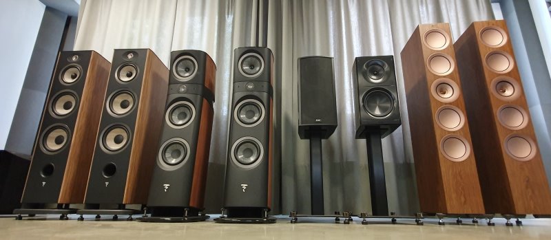 Verschiedene Arten von Lautsprechern Mehrere Stereo Lautsprecher nebeneinander angeordnet