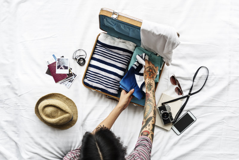 Thailand Packliste für Kleidung Person packt für einen Urlaub in Thailand
