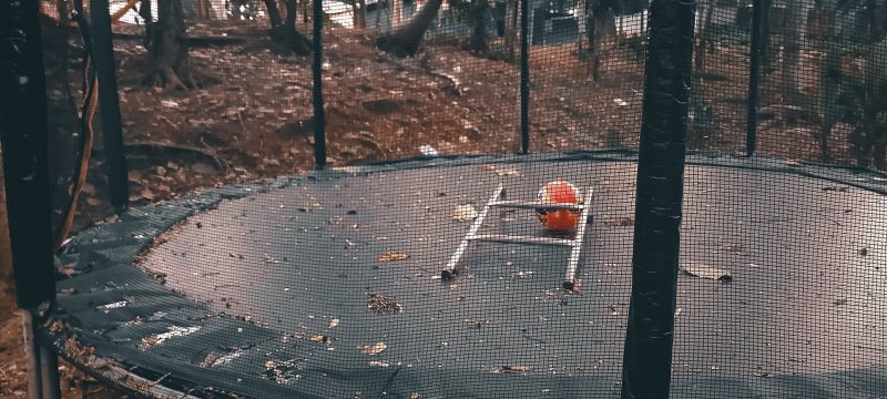 Unbenutztes Trampolin ohne richtige Pflege