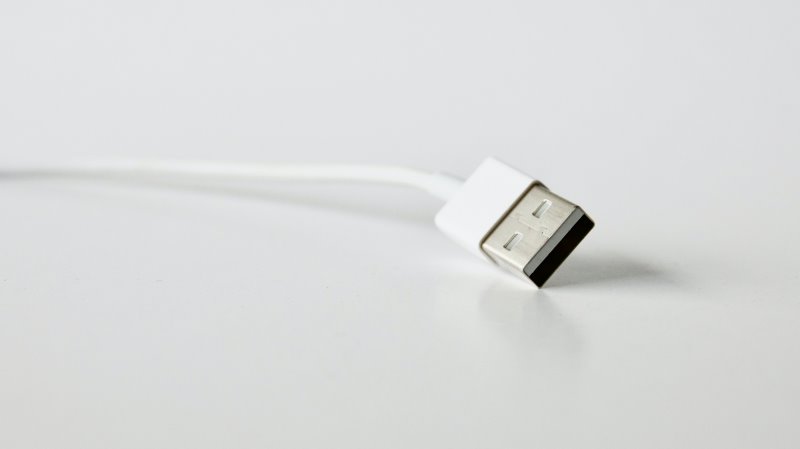 Ein weißes USB-Kabel