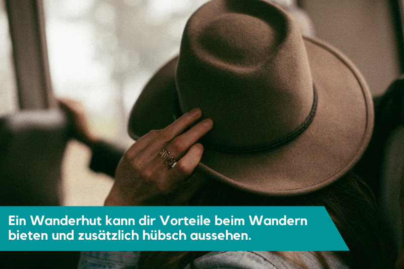 Wanderhutarten Eine Frau setzt ihren Wanderhut auf