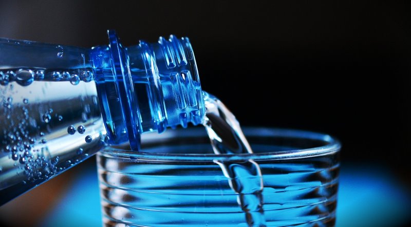 Wasser ist das Wichtigste im Notfallrucksack Wasserbehaelter für den Notfallrucksack