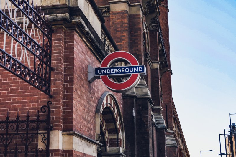 Zeit verbringen in London Ungerground Schild in London