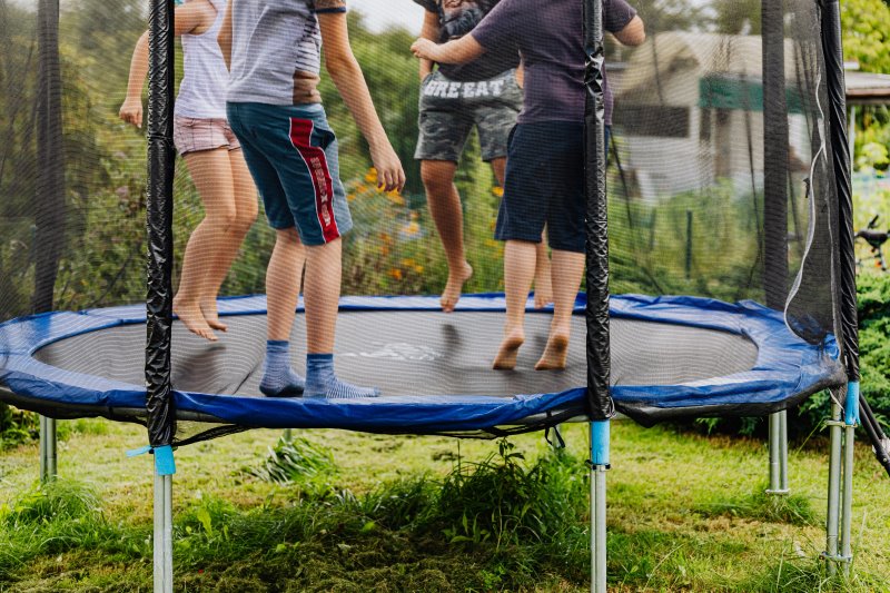 Mehrere Kinder springen gleichzeitig auf einem Trampolin