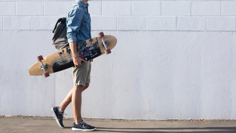 Downhill Longboard Mann mit Longboard