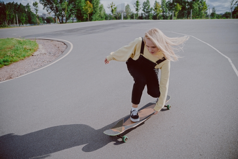Downhill Longboard Frau auf dem Longboard