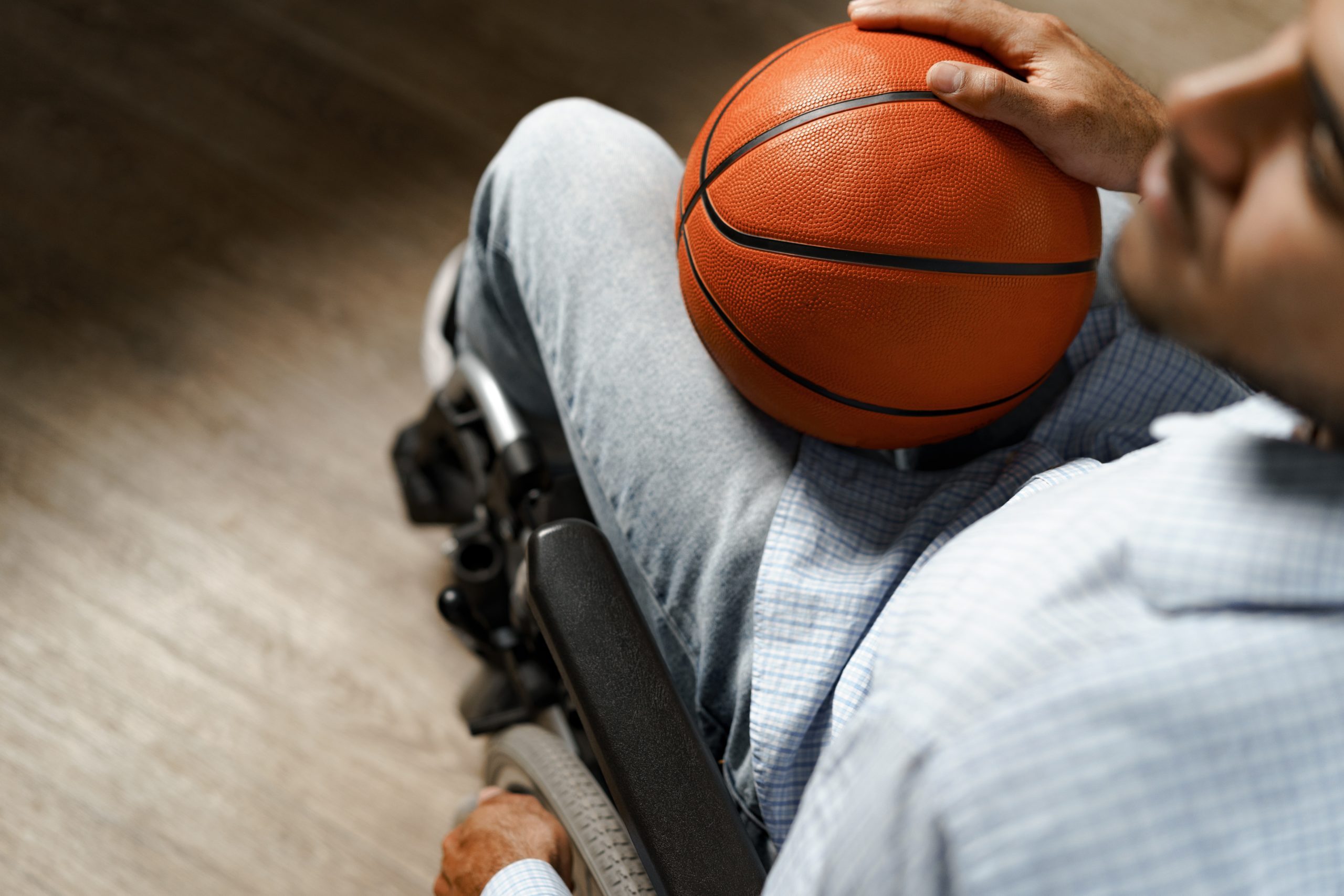 Ein Mann mit einem Basketball