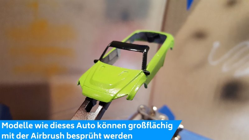 Airbrushen von Modell eines Autos
