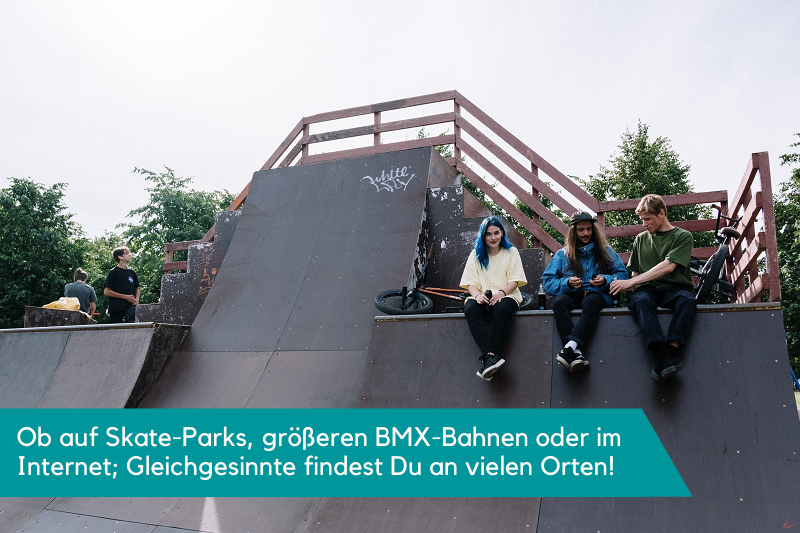 Eine Gruppe BMX-Fahrer auf einem öffentlichen Park.