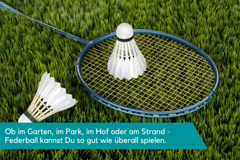 Federball auf einer Wiese