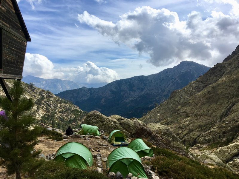 Zelte zwischen den Bergen von Korsika