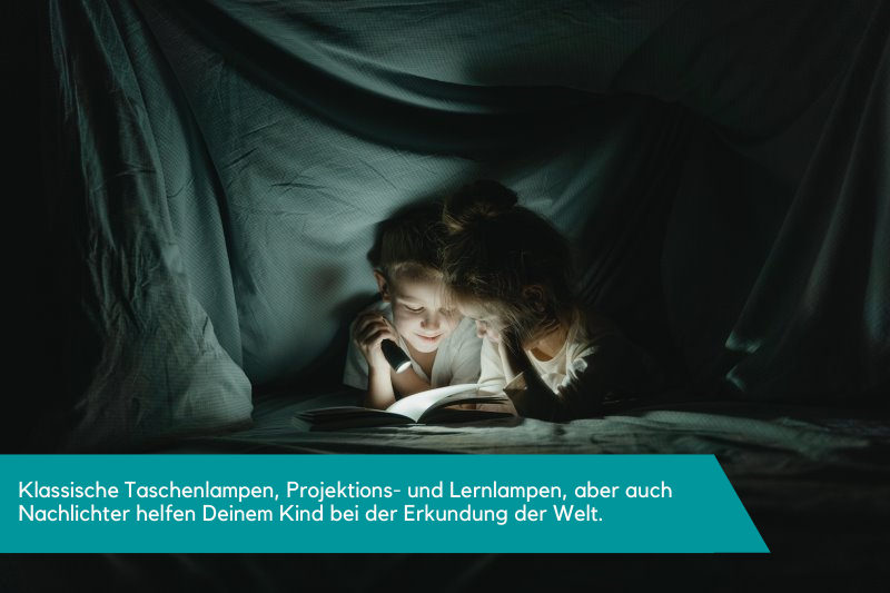 Kinder Lesen mit einer Kinder-Taschenlampe in einer Höhle.