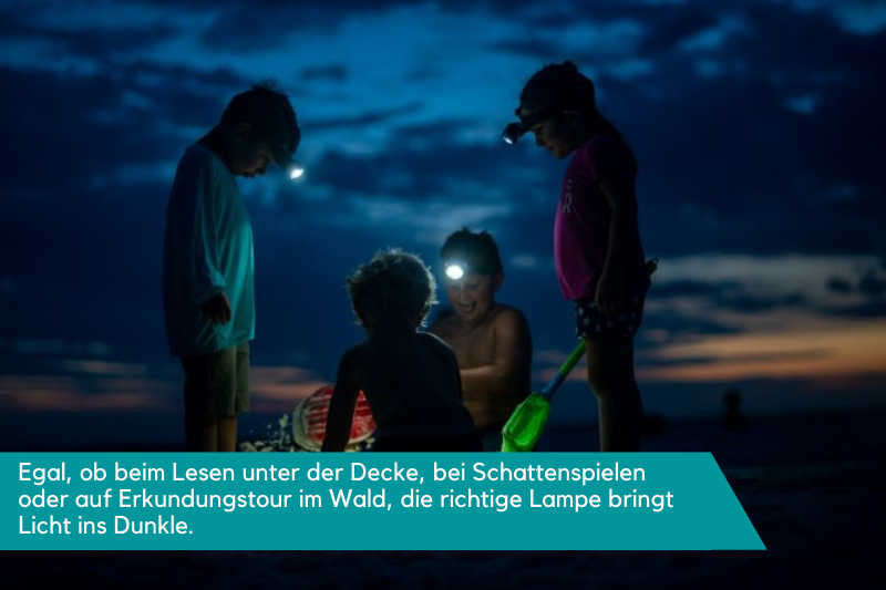 Kinder spielen mit Kinder-Taschenlampen am Strand.