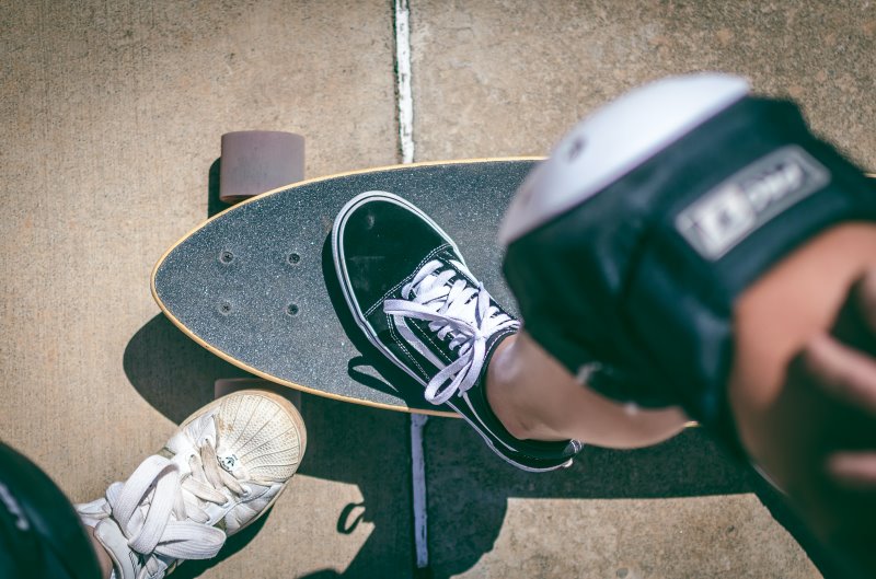 Richtige Ausrüstung für das Longboard fahren Knieschützer beim Longboard fahren