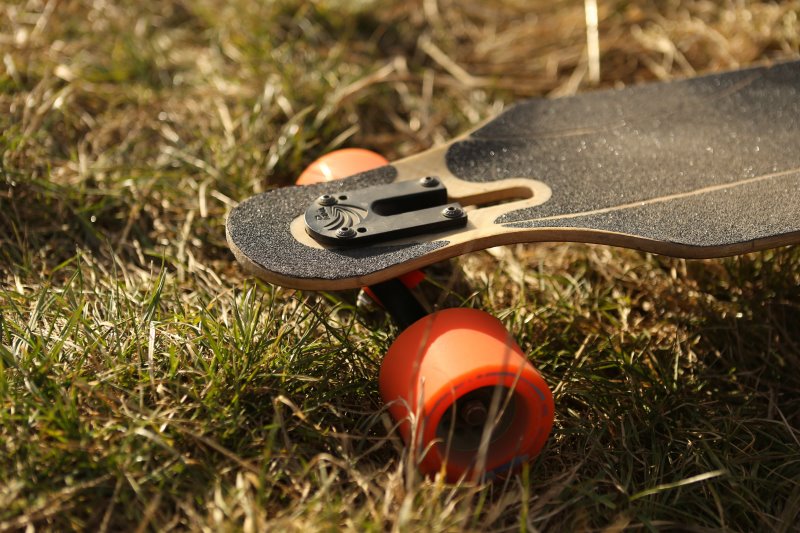 Longboard fahren Ein Longboard im Gras