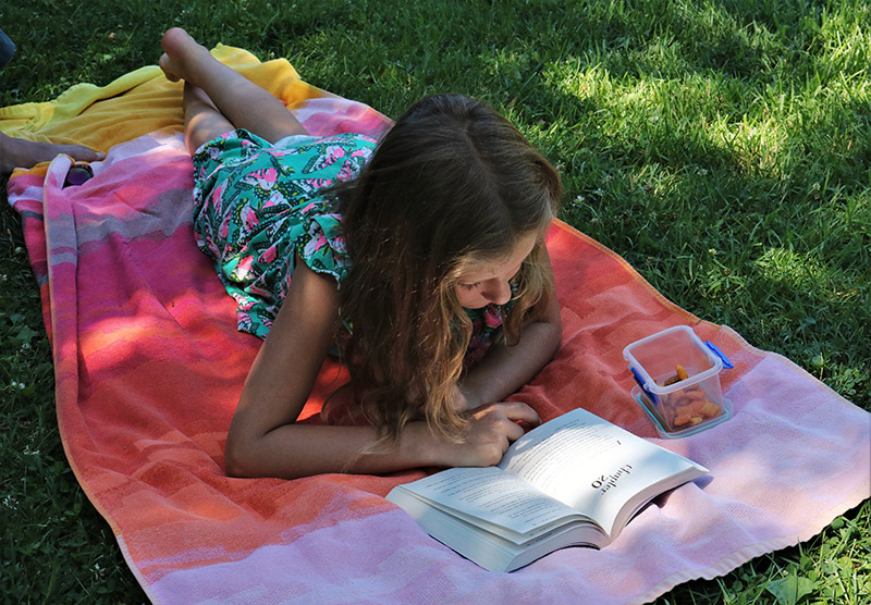 Mädchen liest ein Freche Mädchen - Freche Bücher Buch im Park