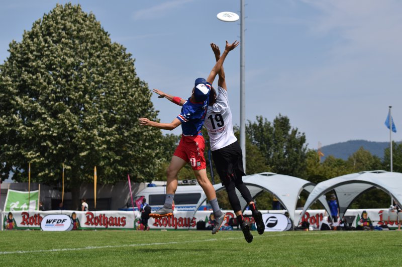 Spieler spielen Frisbee-Sport
