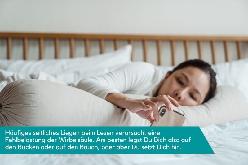 Frau liegt seitlich auf langem Lesekissen