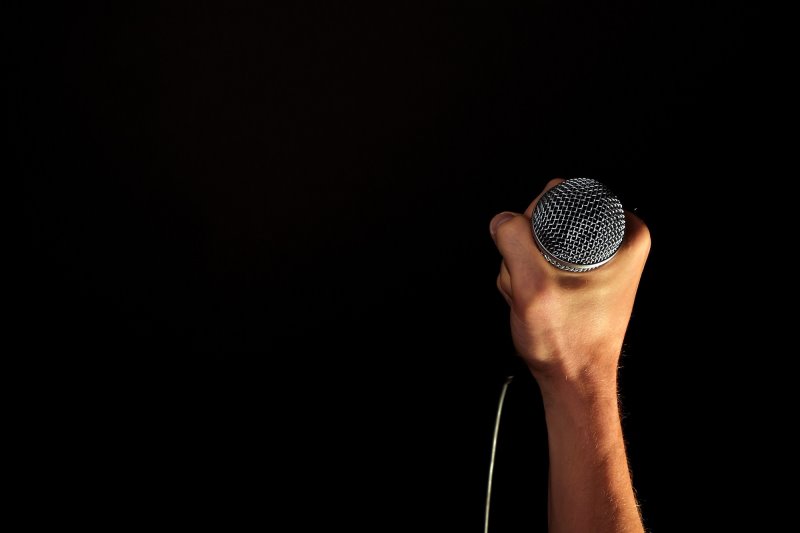 Mit Mikrofon singen lernen
