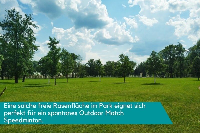Freie Rasenfläche im Park
