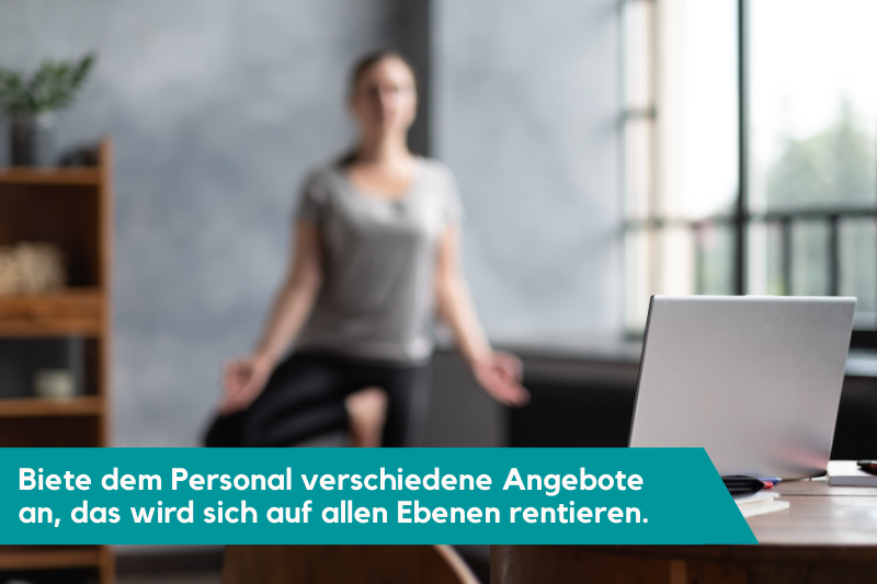 Work-Life-Balance Yoga Frau macht Yoga mit Laptop auf Schreibtisch