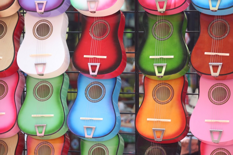 Bunte Ukulelen Mehrere bunte Ukulelen hängen übereinander