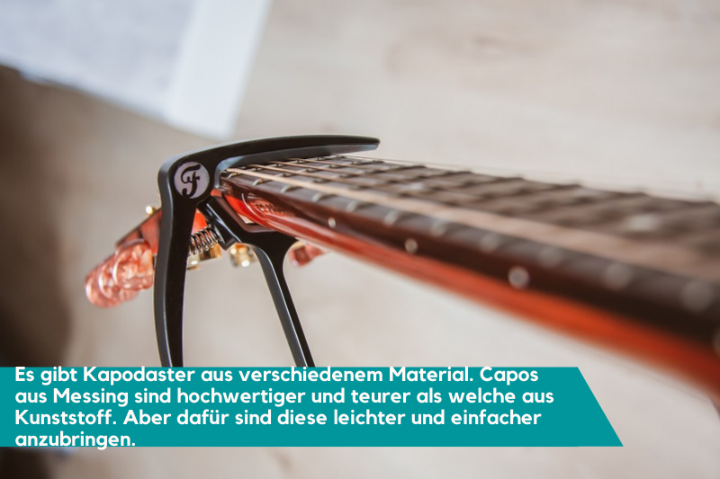 Es gibt Kapodaster aus verschiedenem Material. Capos aus Messing sind hochwertiger und teurer als welche aus Kunststoff. Aber dafür sind diese leichter und einfacher anzubringen.