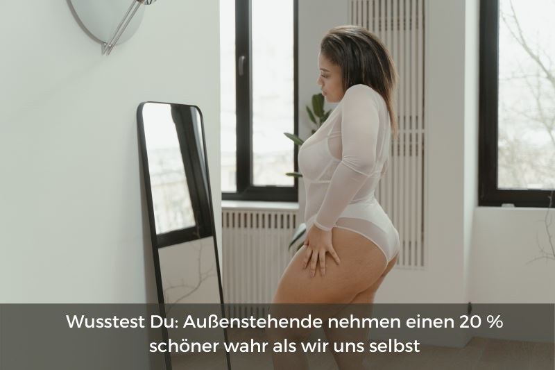 Mehr Selbstliebe, Frau betrachtet sich im Spiegel