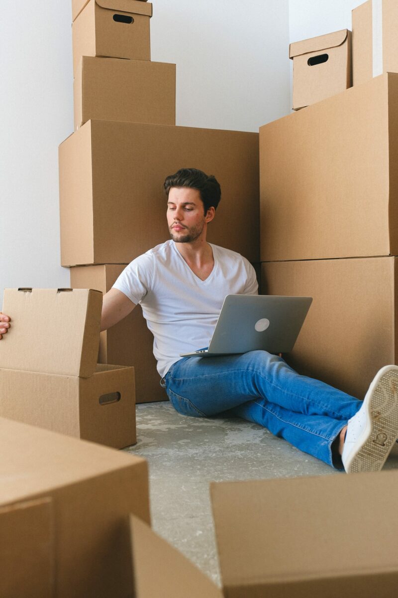 Wohnungssuche auf den Laptop