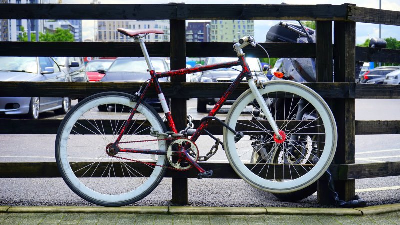 Das Fahrrad ist mit zwei Schlössern gesichert