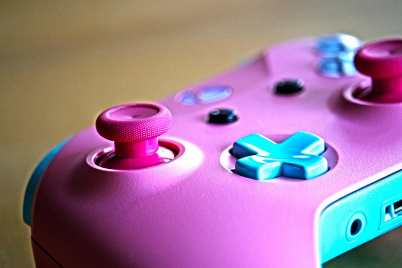 Farbiger Controller Ein pink-blauer Xbox Controller
