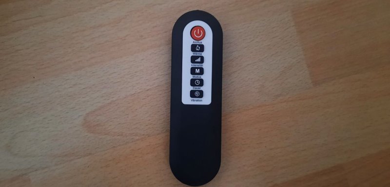 Die dazugehörige Fernbedienung des Fußmassagegeräts.
