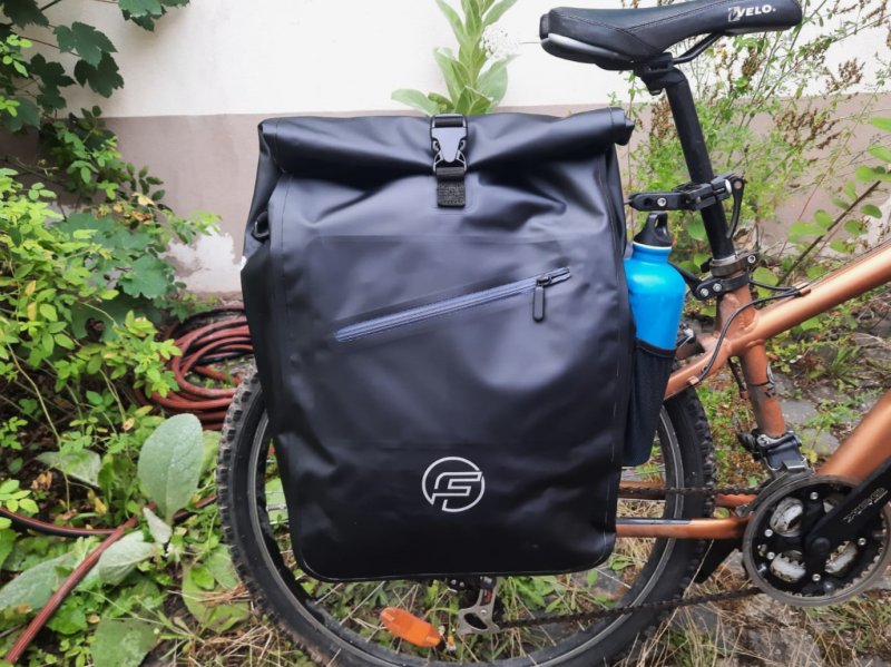 Tasche sicher am Fahrrad befestigt, bereit für die nächste Spritztour. Tasche sicher am Fahrrad befestigt, bereit für die nächste Spritztour.